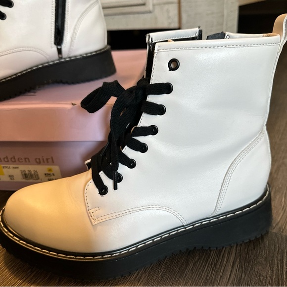 Steve Madden white boots 8 1/2 - Picture 4 of 5